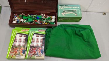 A collection of mainly loose Subbuteo, together with two boxed sets to include 701 and 685 Location: