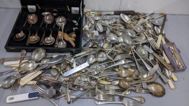 Mixed loose silver plated cutlery to include sugar tongs, dinner forks, teaspoons and other items