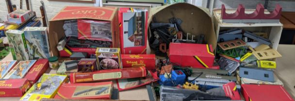 A selection of mainly 00 gauge items, boxed loose to include a Hornby 46201 Queen Elizabeth