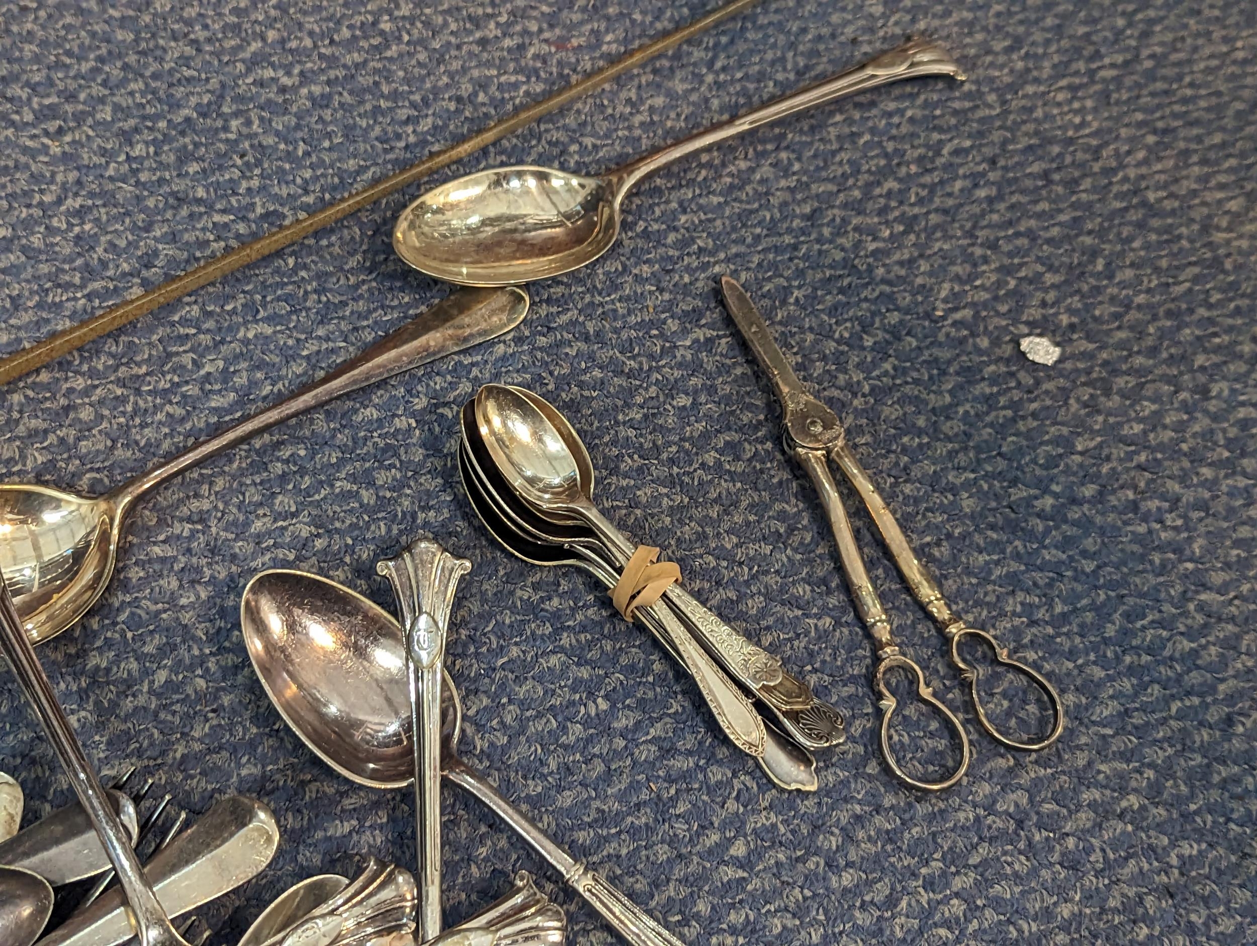 A selection of mixed silver plated flatware to include forks, spoons, scissors, and others, along - Bild 2 aus 4