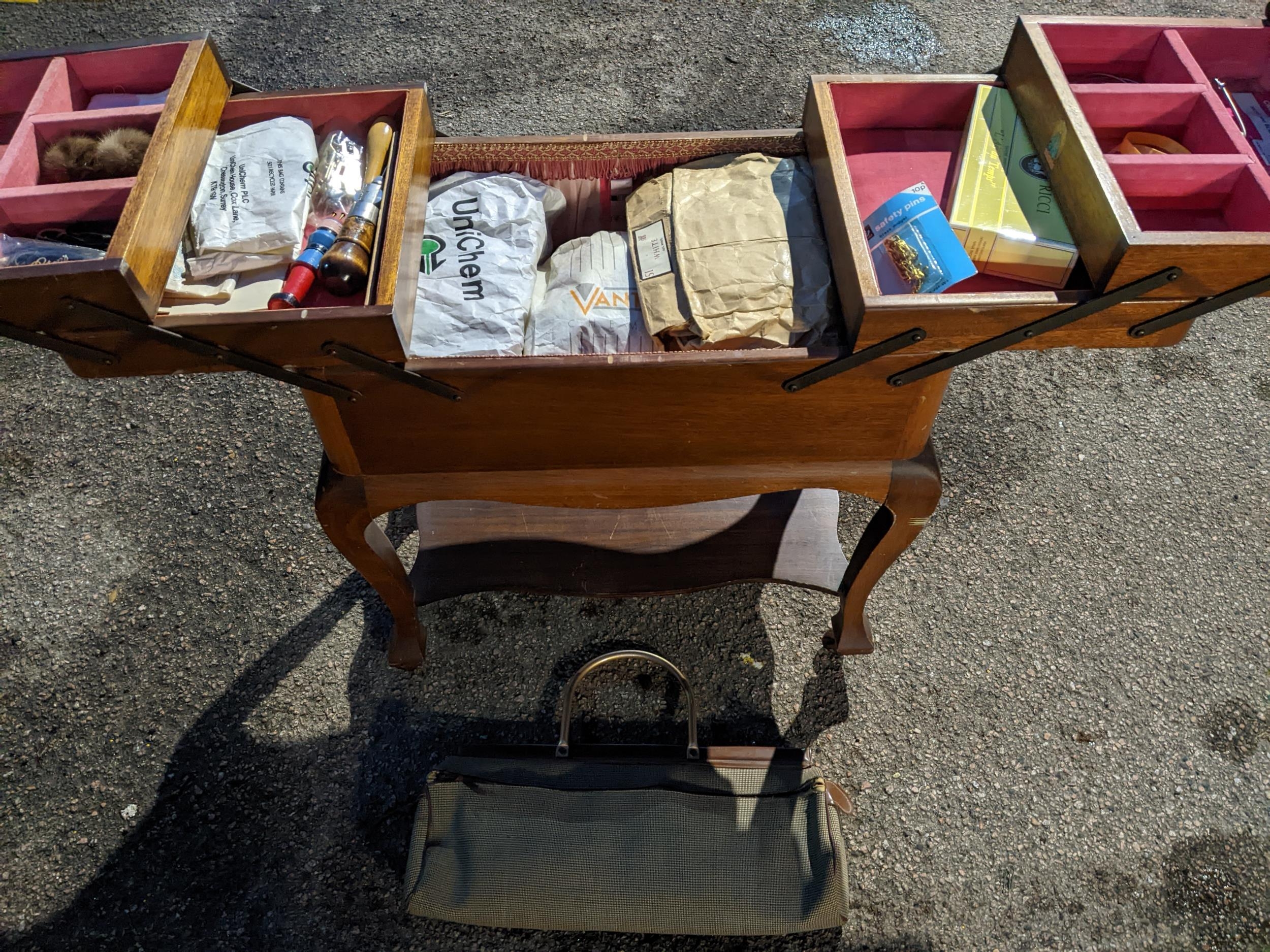 An early 20th century mahogany sewing box with cantilevered top, on cabriole legs, fitted interior - Bild 3 aus 3