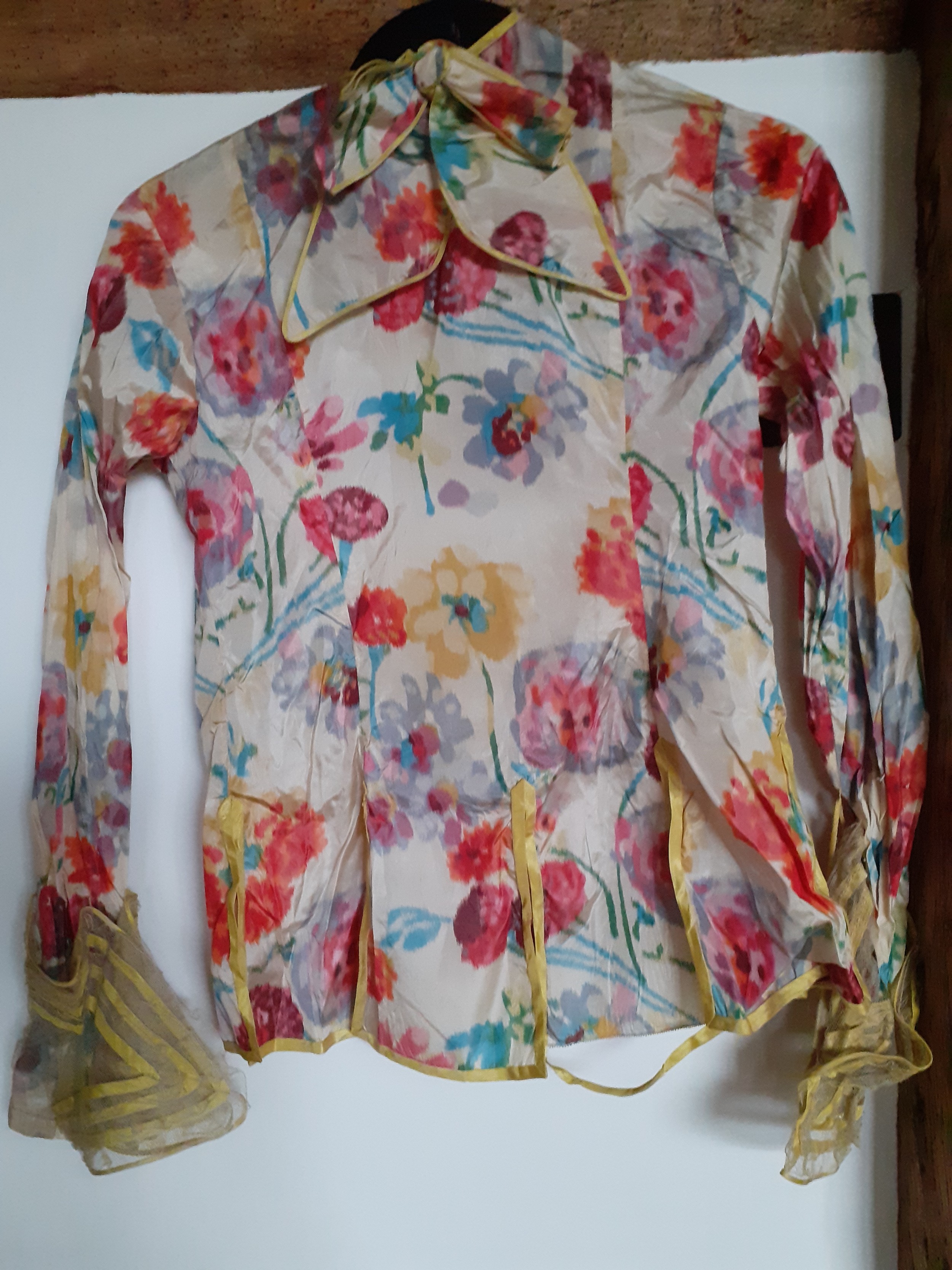 A vintage silk blouse A/F having a multi-coloured floral pattern throughout with yellow piping to - Bild 13 aus 14