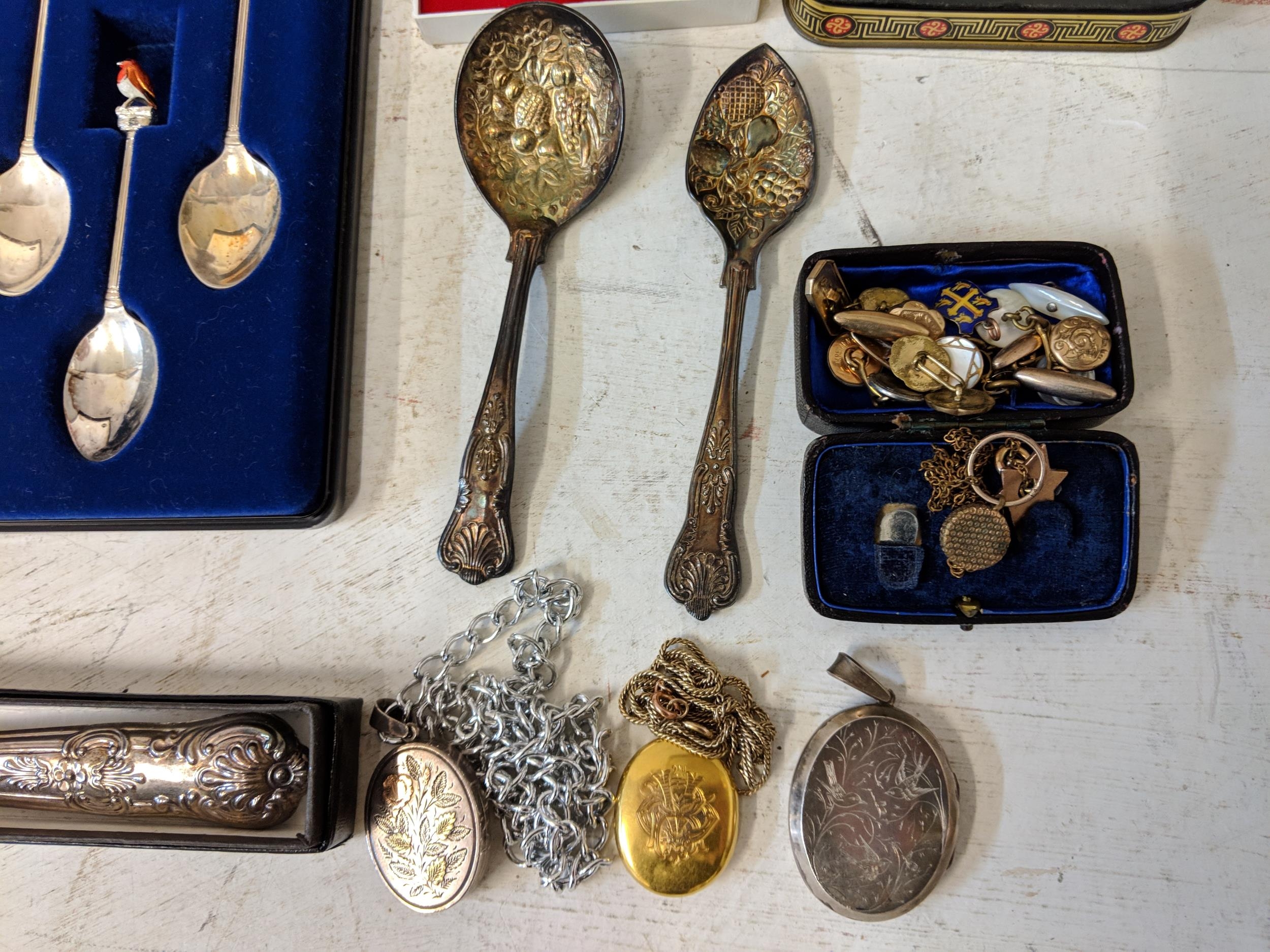 A mixed lot to include cased set of silver plated spoons, a consul diplomat lighter, a small - Bild 3 aus 5