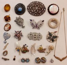 A quantity of 20th Century brooches to include 2 fashioned as galleon ships and a small cameo brooch