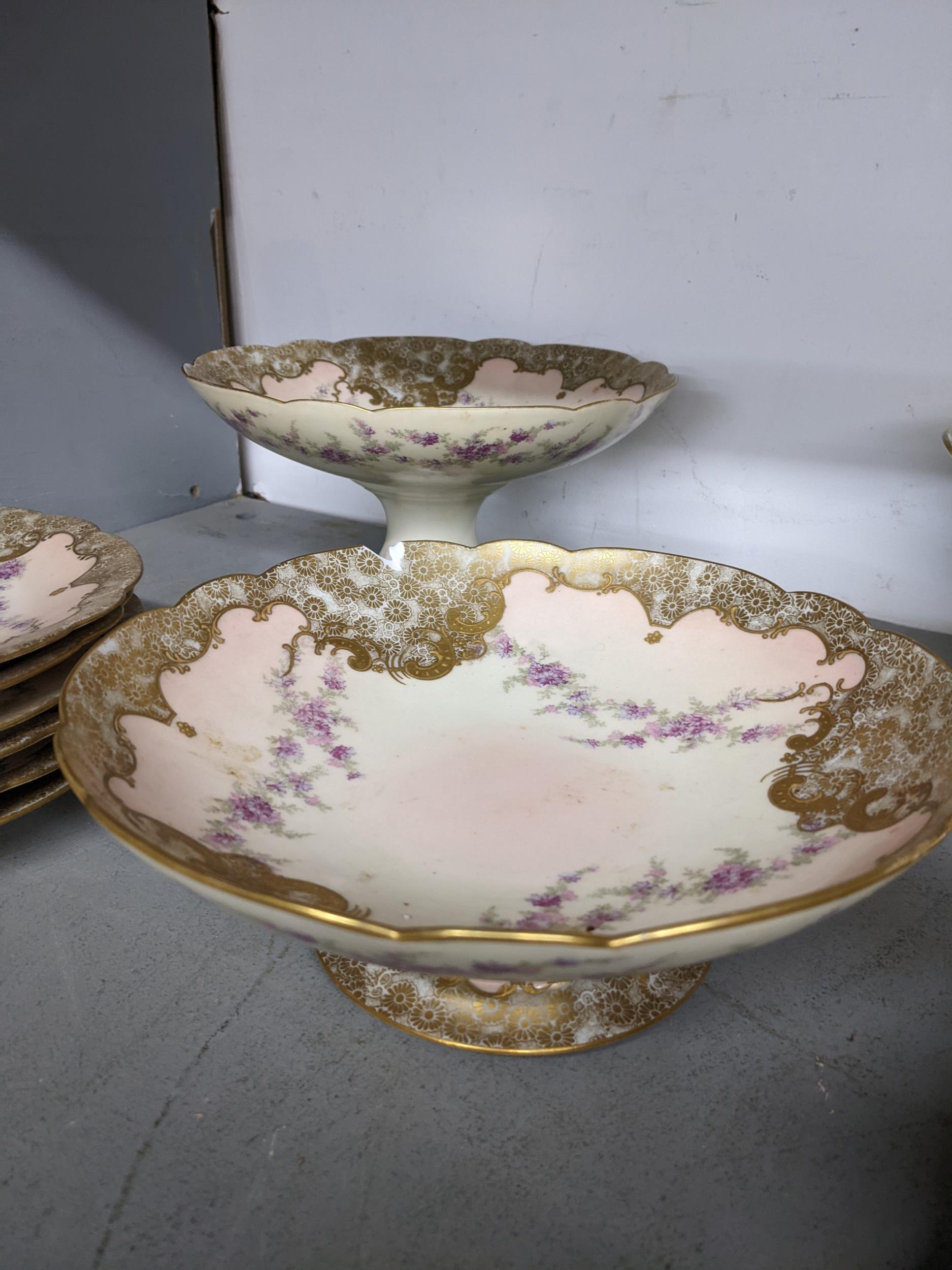 Late 19th/early 20th century Limoges porcelain dessert service decorated with flowers comprising - Bild 2 aus 4