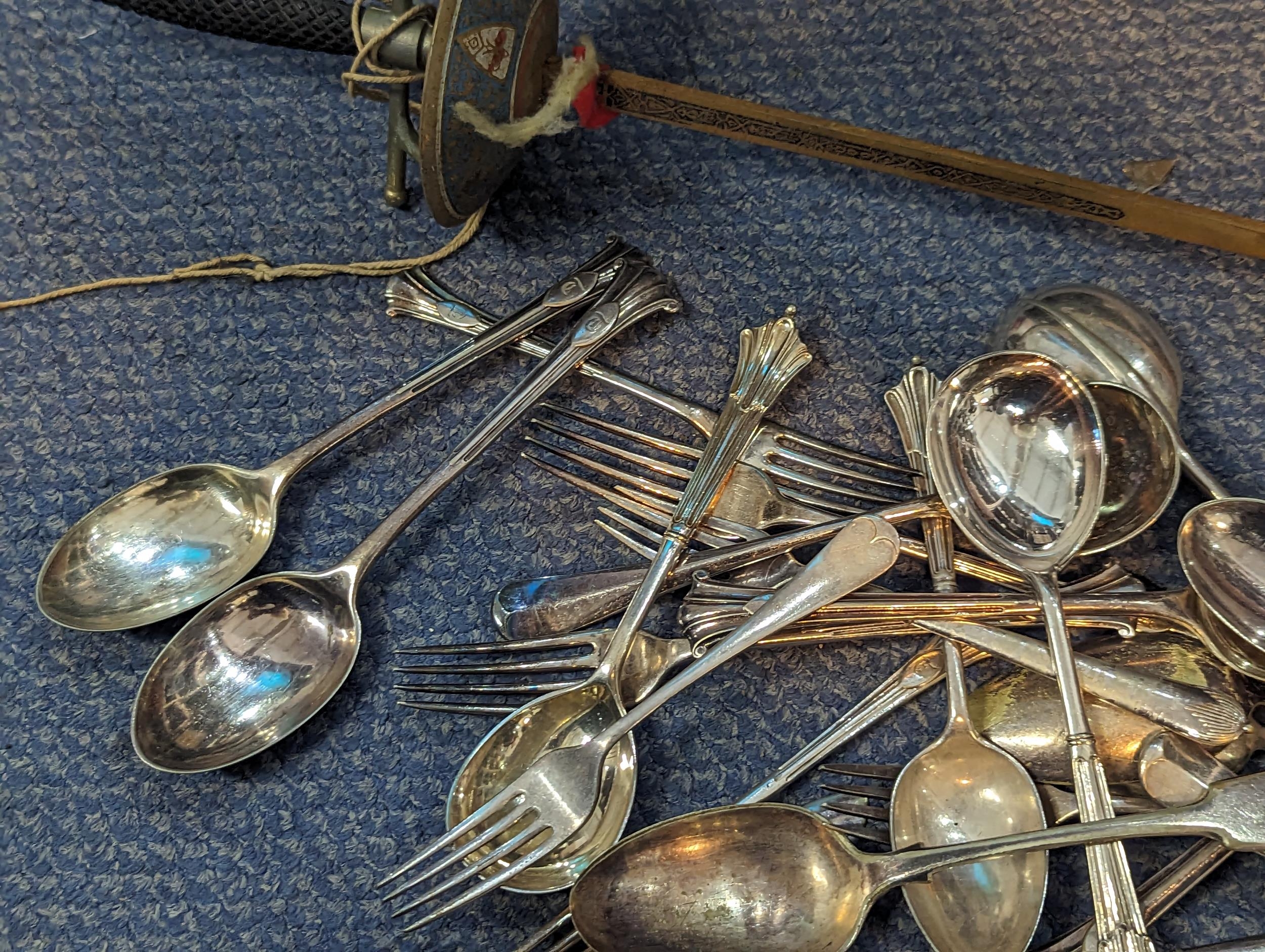 A selection of mixed silver plated flatware to include forks, spoons, scissors, and others, along - Bild 3 aus 4