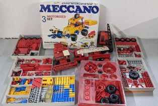 A selection of toys to include a boxed Meccano motorised instruction set Location: