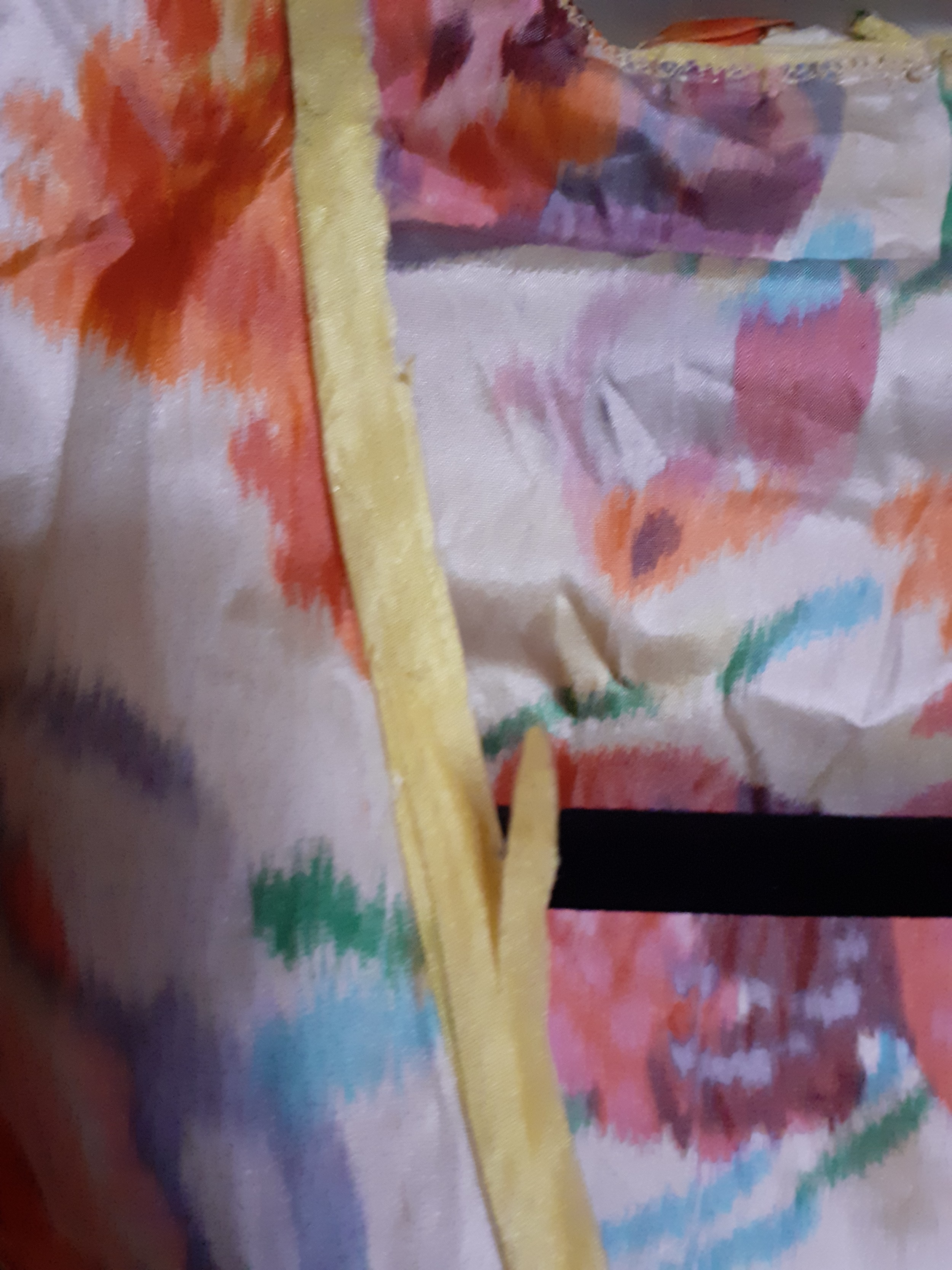 A vintage silk blouse A/F having a multi-coloured floral pattern throughout with yellow piping to - Bild 12 aus 14