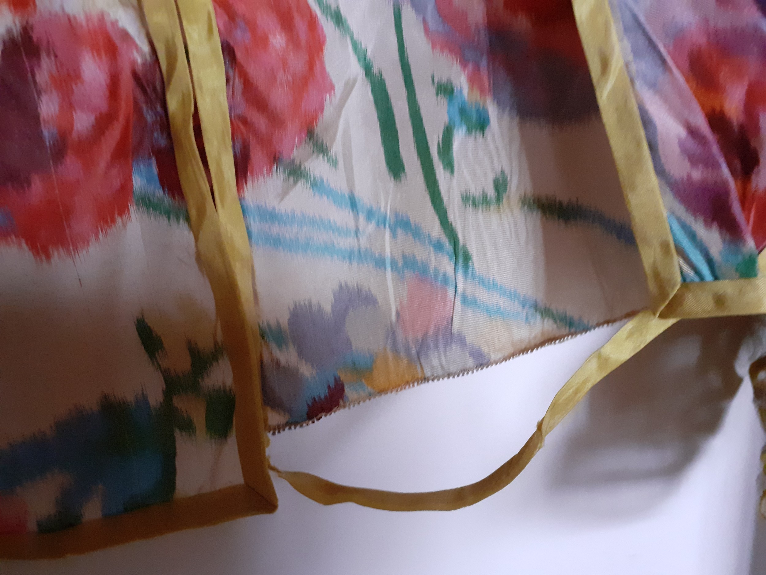 A vintage silk blouse A/F having a multi-coloured floral pattern throughout with yellow piping to - Bild 14 aus 14