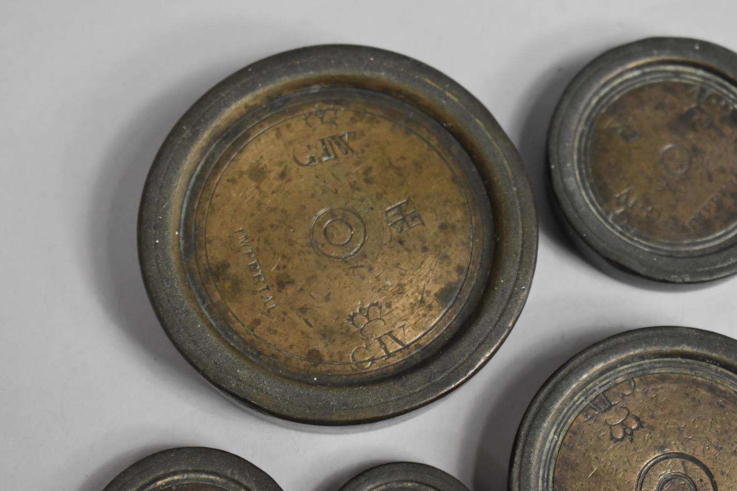 A Set of Five Vintage Circular Scale Weights, Imperial For George V - Image 3 of 6