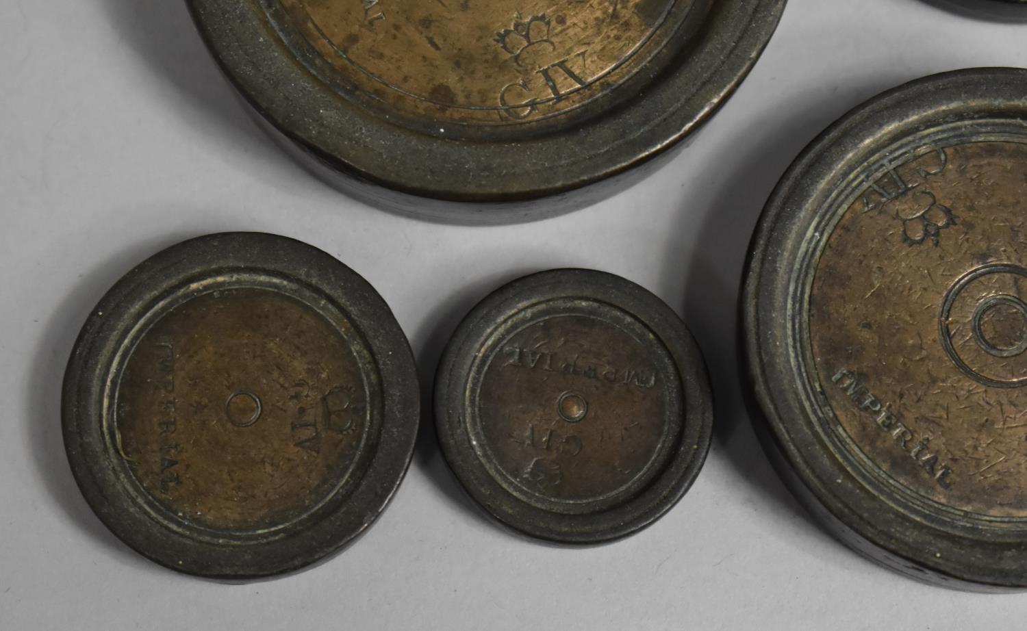 A Set of Five Vintage Circular Scale Weights, Imperial For George V - Image 6 of 6