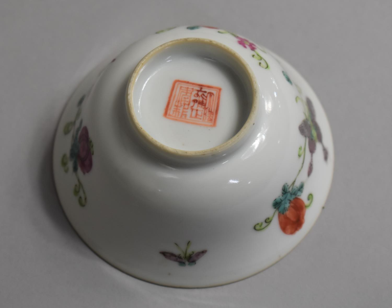 A Small Late 19th/Early 20th Century Chinese Porcelain Tea Bowl Decorated in the Famille Rose - Image 4 of 5