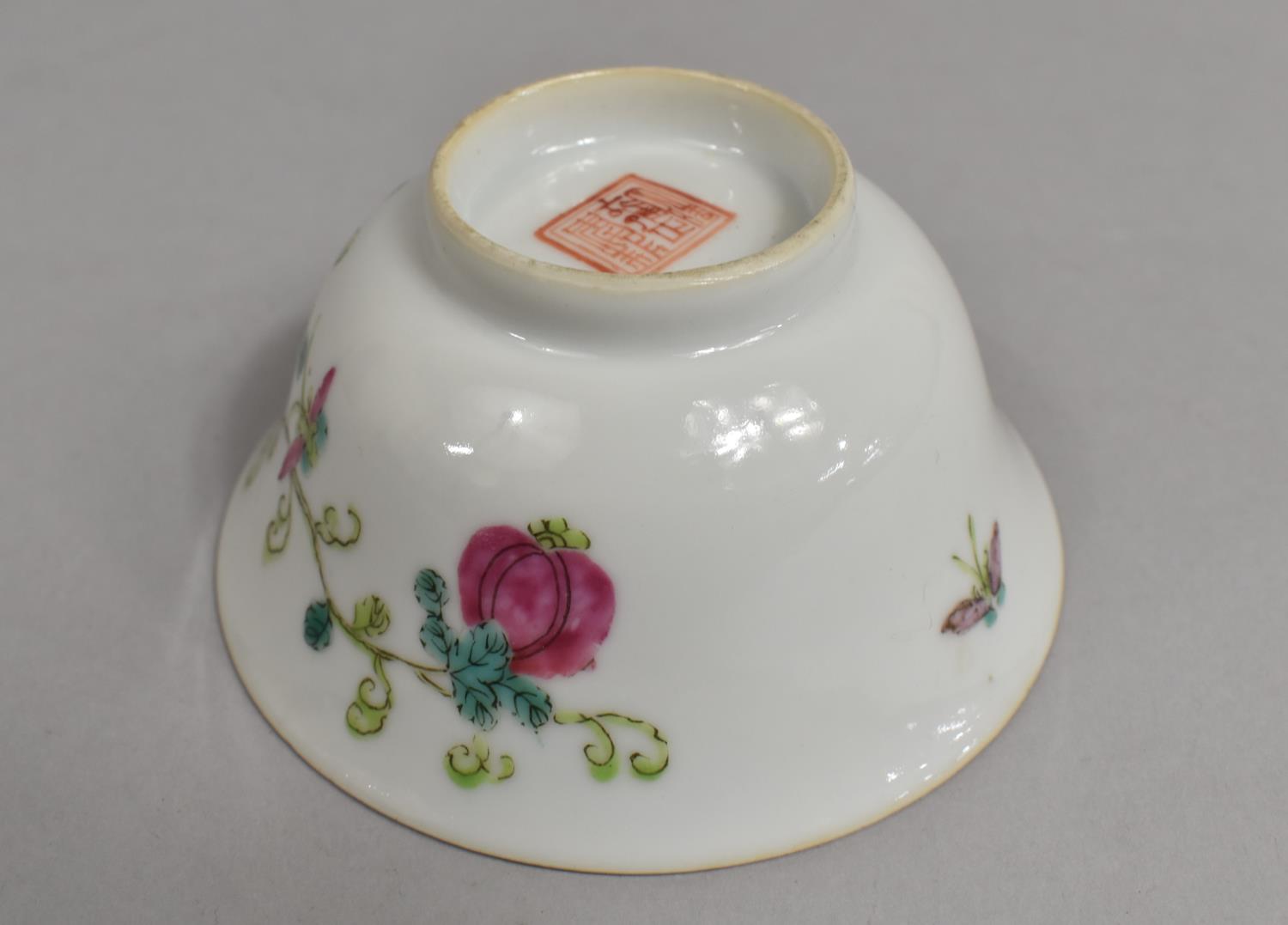 A Small Late 19th/Early 20th Century Chinese Porcelain Tea Bowl Decorated in the Famille Rose - Image 3 of 5