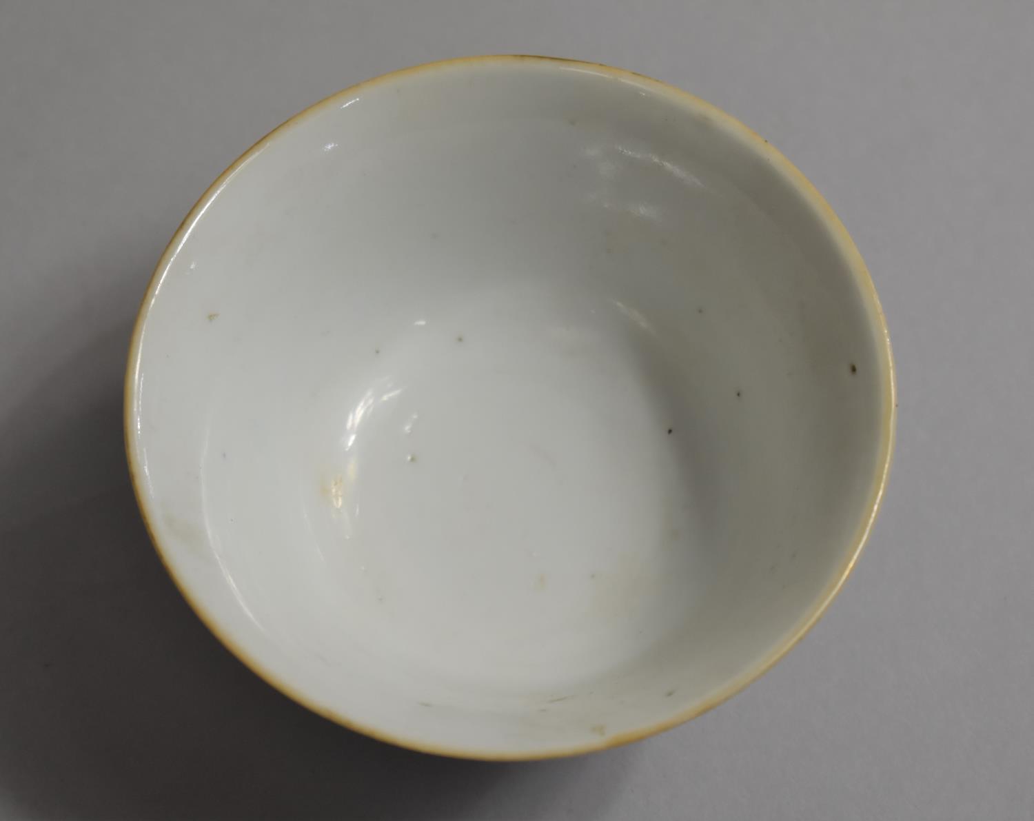 A Small Late 19th/Early 20th Century Chinese Porcelain Tea Bowl Decorated in the Famille Rose - Image 5 of 5