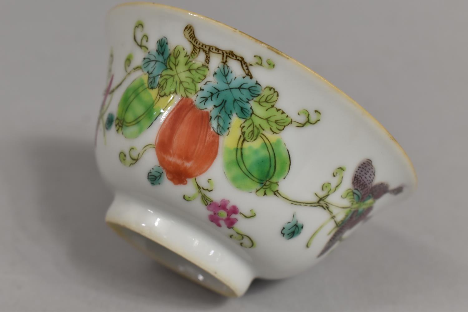 A Small Late 19th/Early 20th Century Chinese Porcelain Tea Bowl Decorated in the Famille Rose - Image 2 of 5