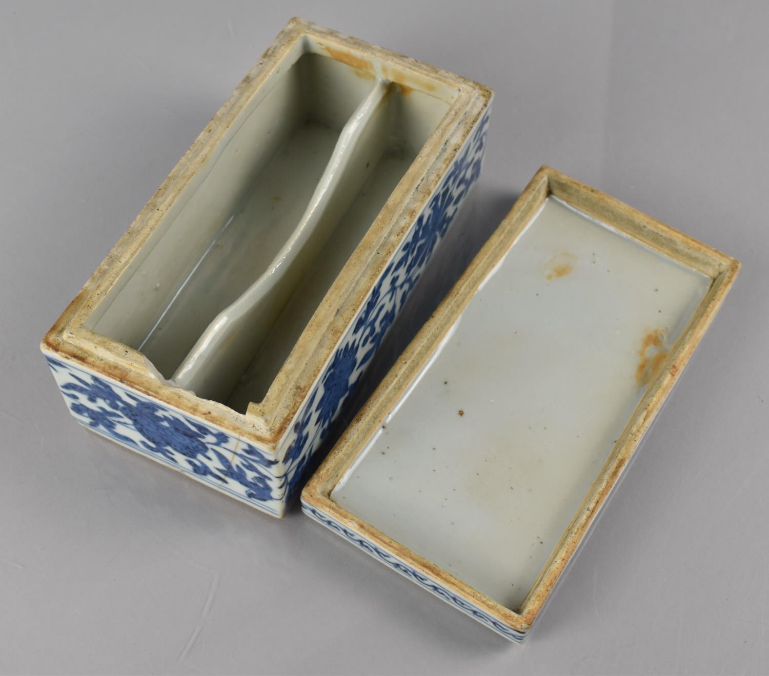 A Chinese Porcelain Blue and White Pen Box and Cover of Rectangular Form, 18.5x9.5x7.5cms High - Image 3 of 3