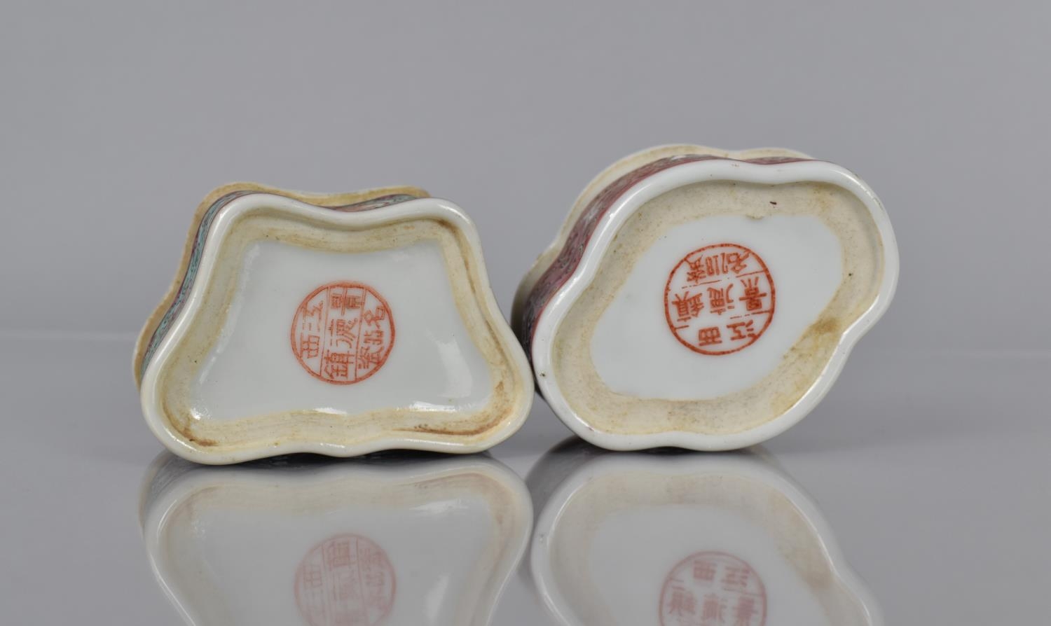 Two Early/Mid 20th Century Chinese Porcelain Powder Boxes of Shaped Form, The One of Butterfly - Image 4 of 4