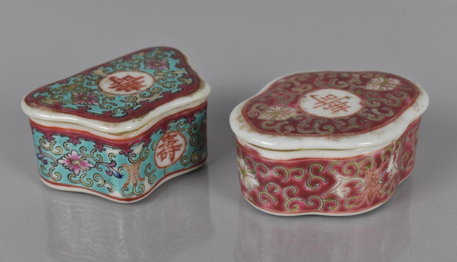 Two Early/Mid 20th Century Chinese Porcelain Powder Boxes of Shaped Form, The One of Butterfly - Image 2 of 4