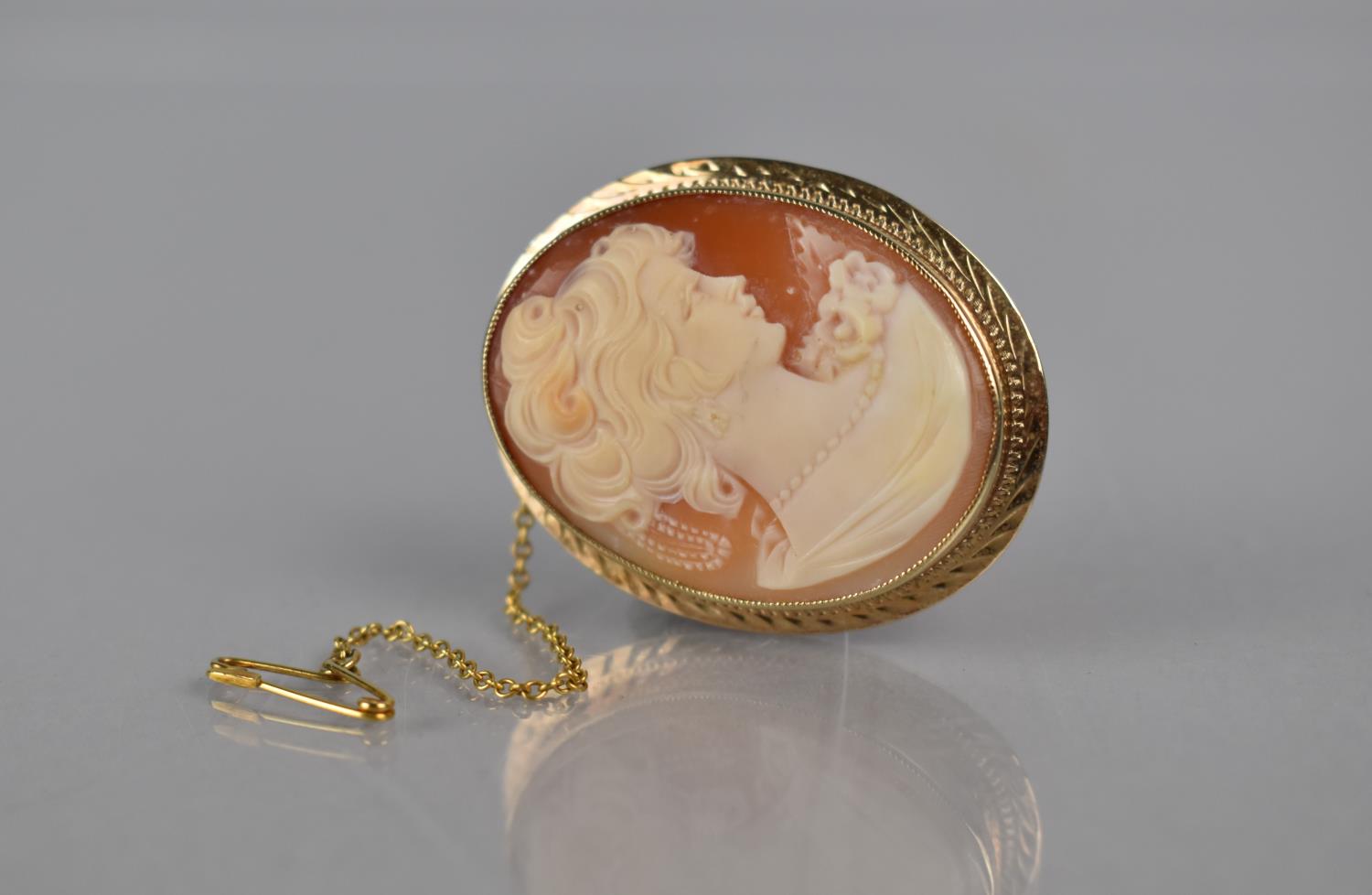 A 9ct Gold Mounted Cameo Brooch with Safety Chain by E J Clewley & Co, Birmingham Hallmark, 3cm wide - Image 2 of 4