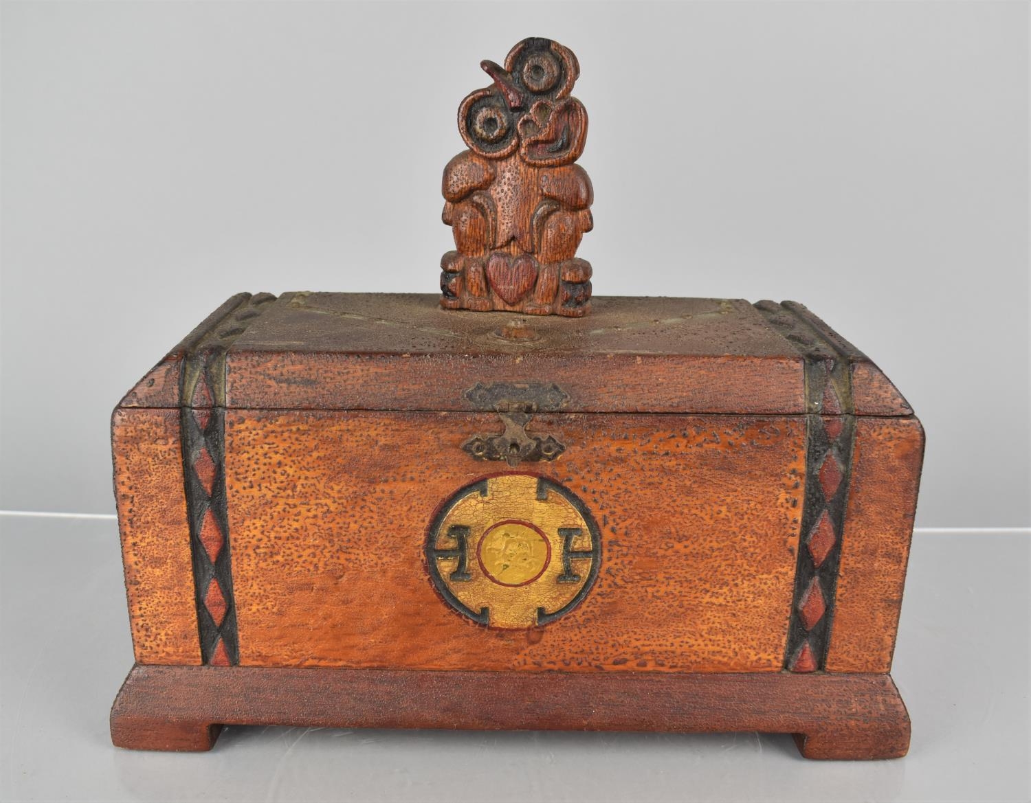 An Early 20th Century New Zealand Maori Carved Wooden Box, Top Decorated with a Carved Hei-Tiki - Image 5 of 6