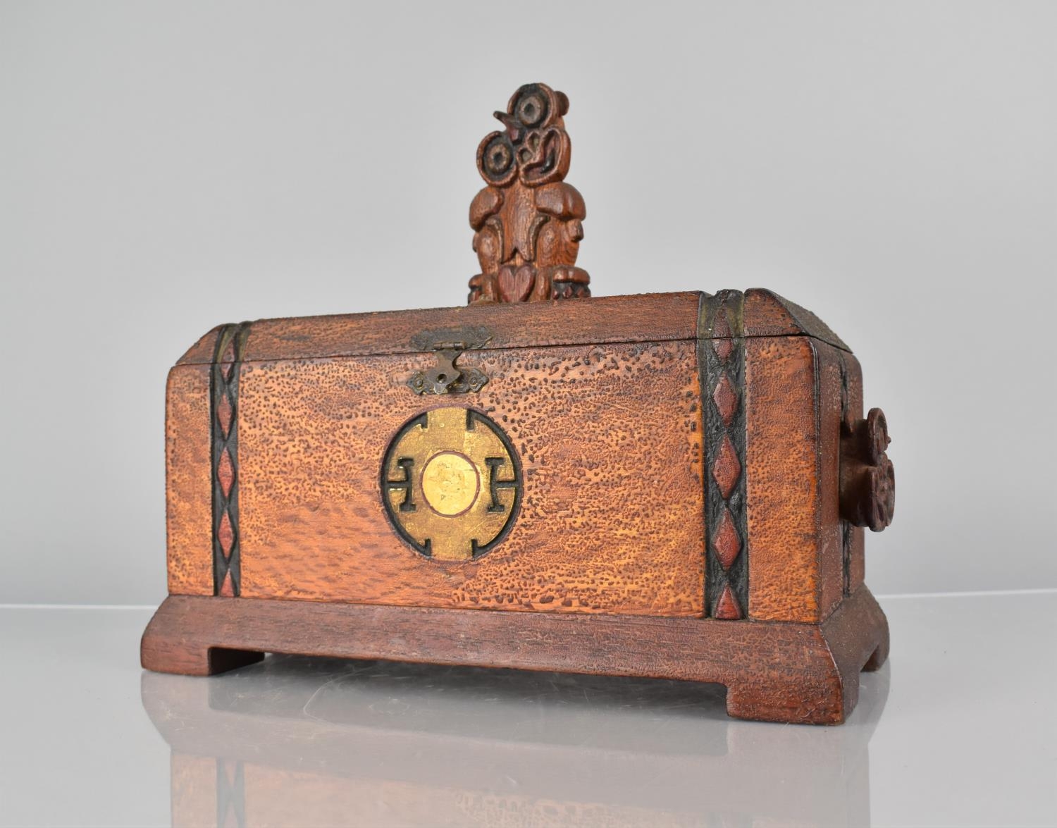 An Early 20th Century New Zealand Maori Carved Wooden Box, Top Decorated with a Carved Hei-Tiki - Image 3 of 6