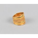 A 21ct Gold Ring, 5.7g