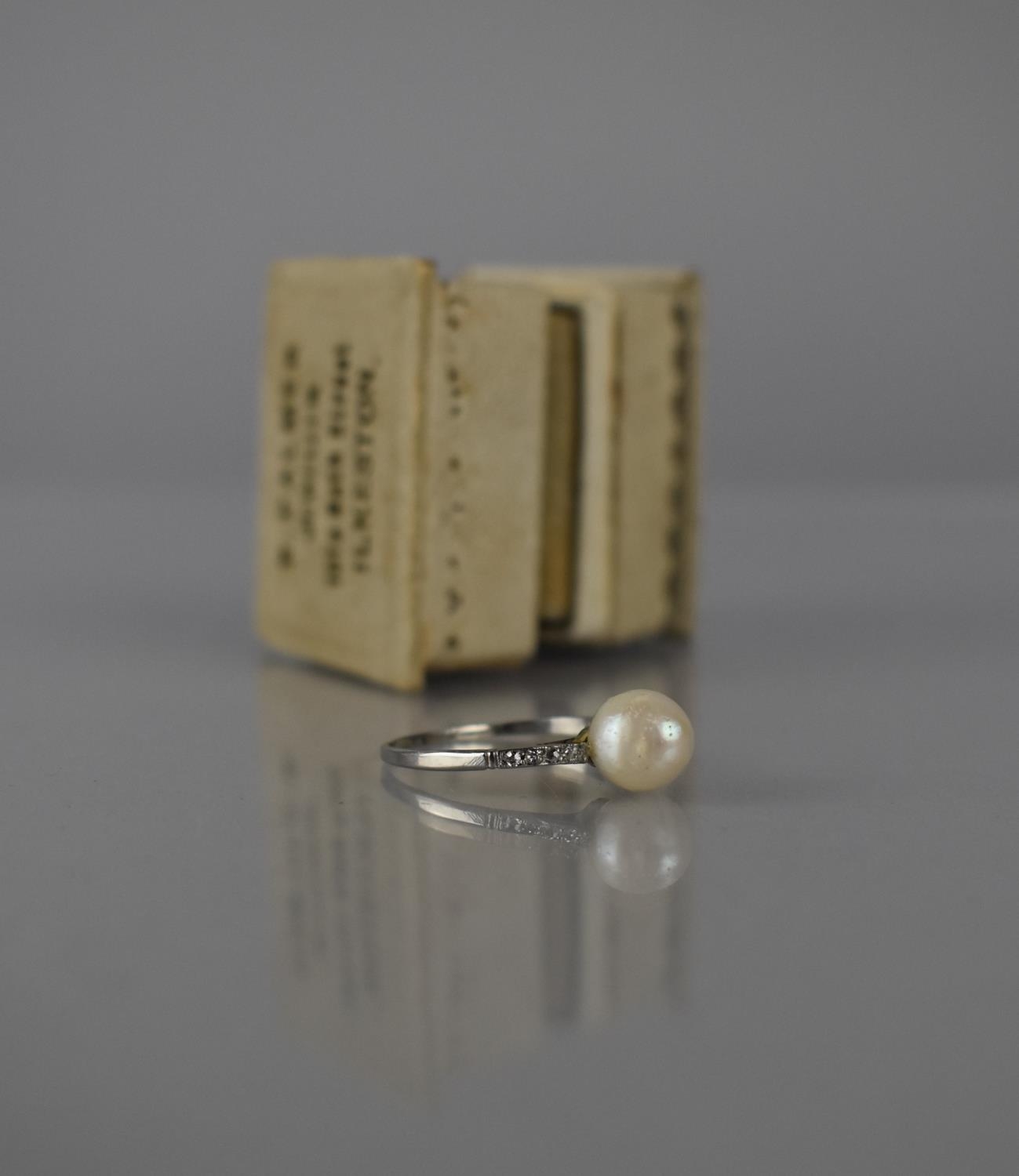 An Art Deco Pearl and Diamond Dress Ring, Central Ivory Pearl Measuring 8mm Diameter and 8mm Tall - Bild 5 aus 5