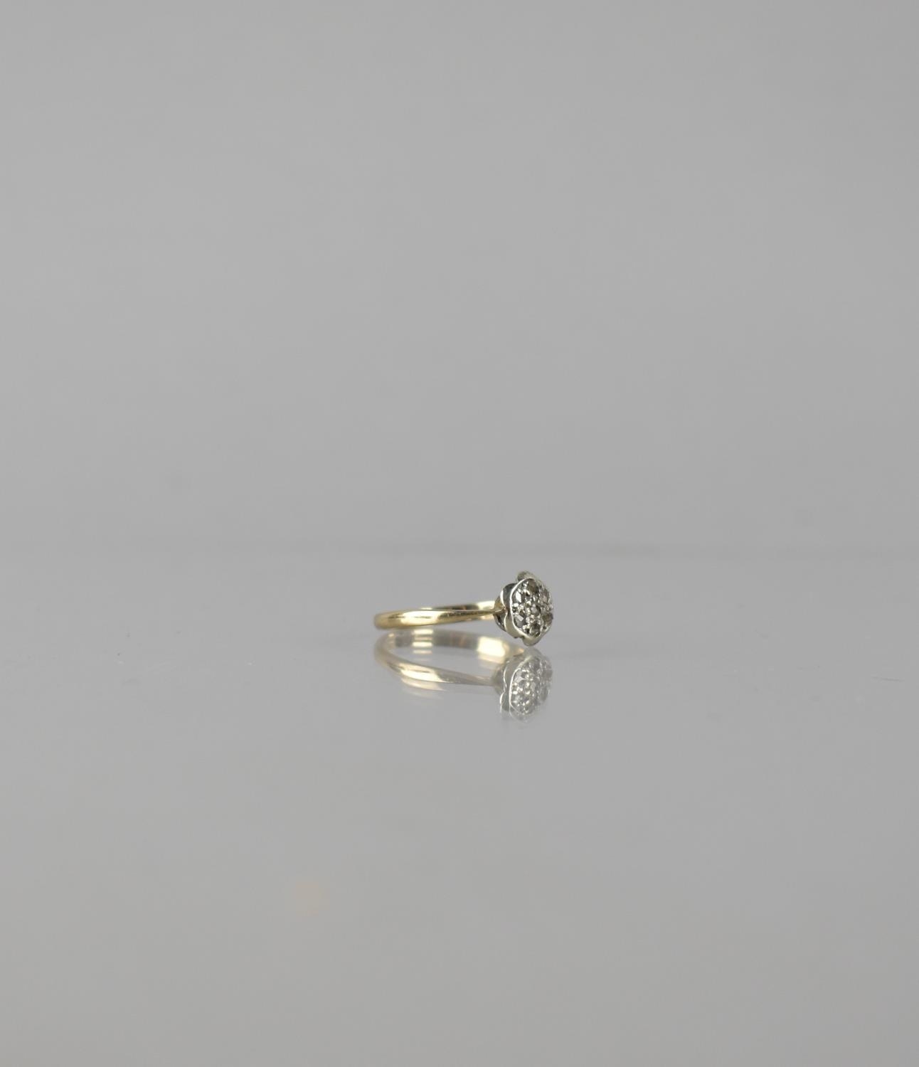 An Early 20th Century 9ct Gold and Diamond 'Daisy' Ring, Seven Asymmetric Rose Cut Diamonds - Bild 2 aus 3
