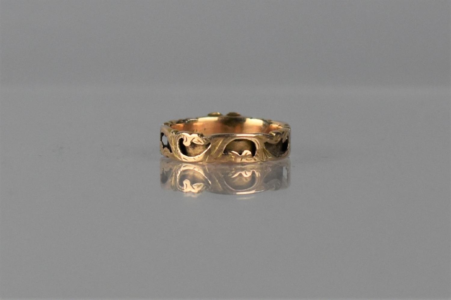 A Victorian Mourning Ring, Central Raised Heart Motif in Rose Gold Coloured Metal Monogrammed CBW, - Bild 2 aus 4