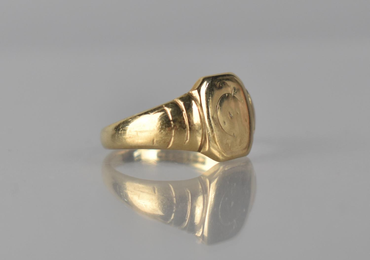 A 9ct Gold Gents Signet Ring, Octagonal Head with Traces of Engraved Decoration, Stepped Shoulders - Bild 2 aus 4