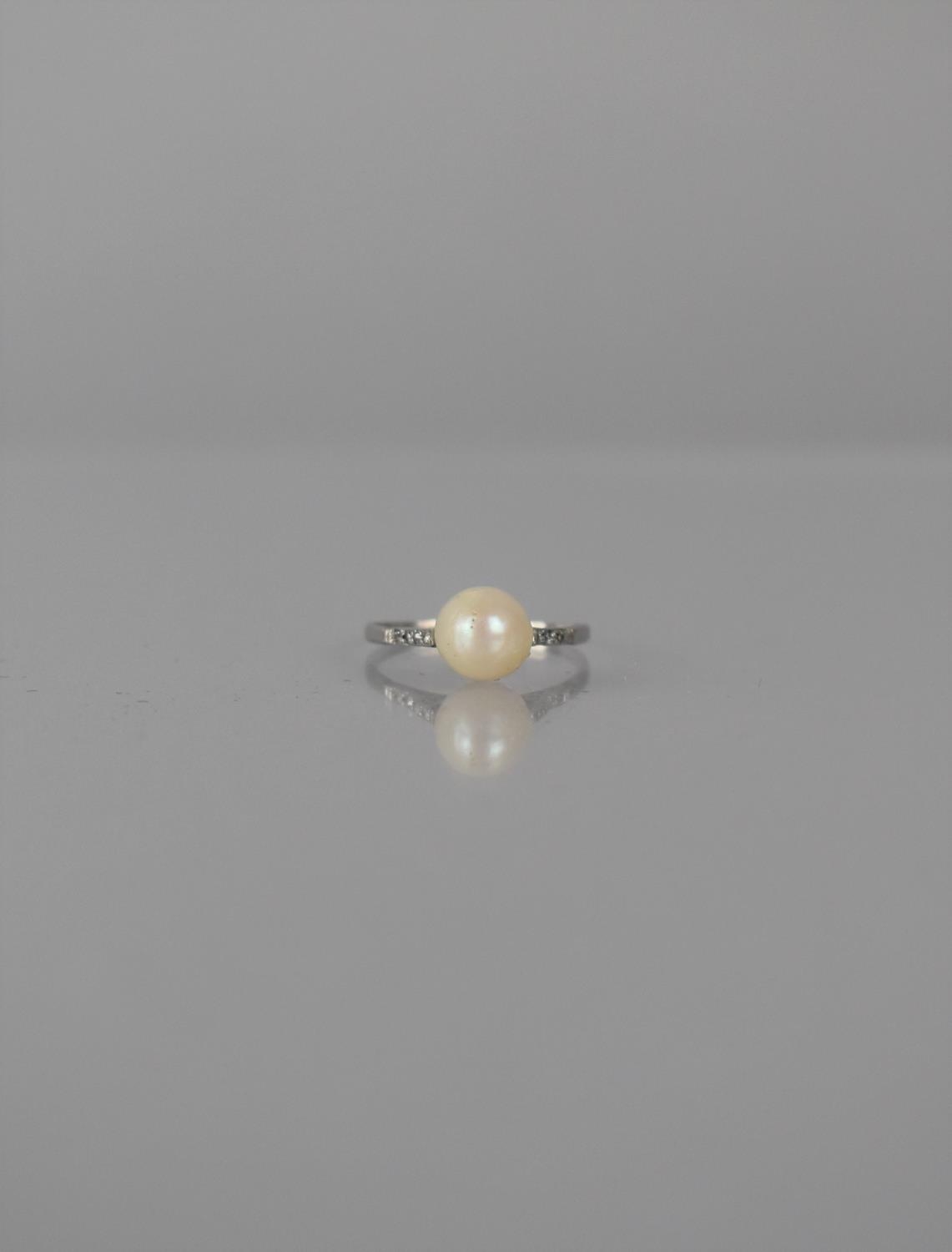 An Art Deco Pearl and Diamond Dress Ring, Central Ivory Pearl Measuring 8mm Diameter and 8mm Tall - Bild 2 aus 5