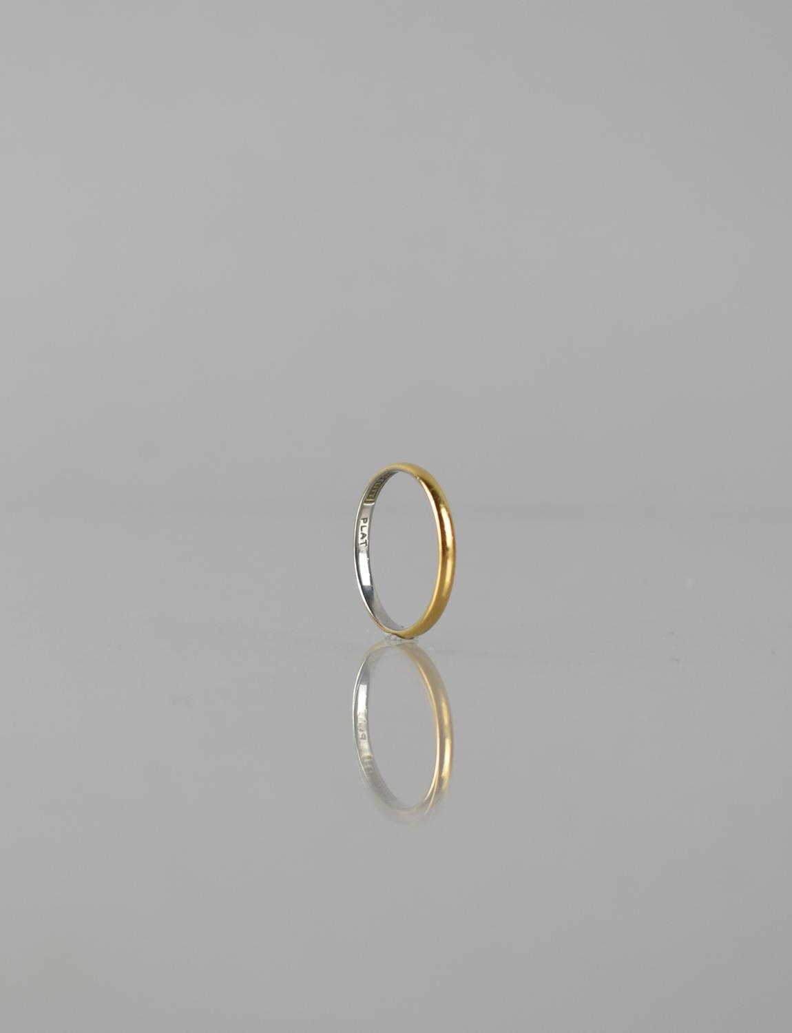 A 22ct Polished Gold and Platinum Ring, Interior Stamped 'Fidelity', 'Plat' 1.6gms, Size K.5 - Bild 2 aus 2