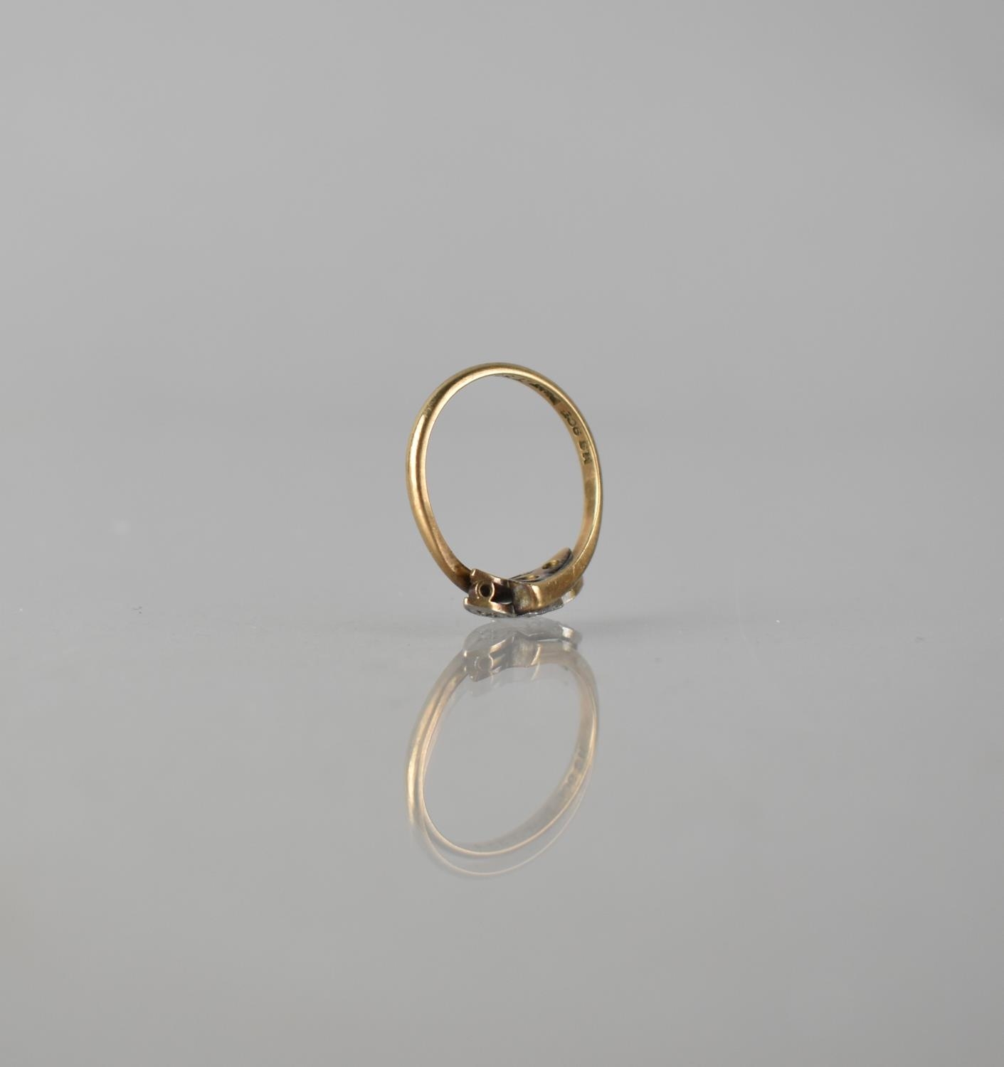 An Early 20th Century 9ct Gold and Platinum Mounted Three Stone Diamond Ring, Central Round Cut - Bild 3 aus 3