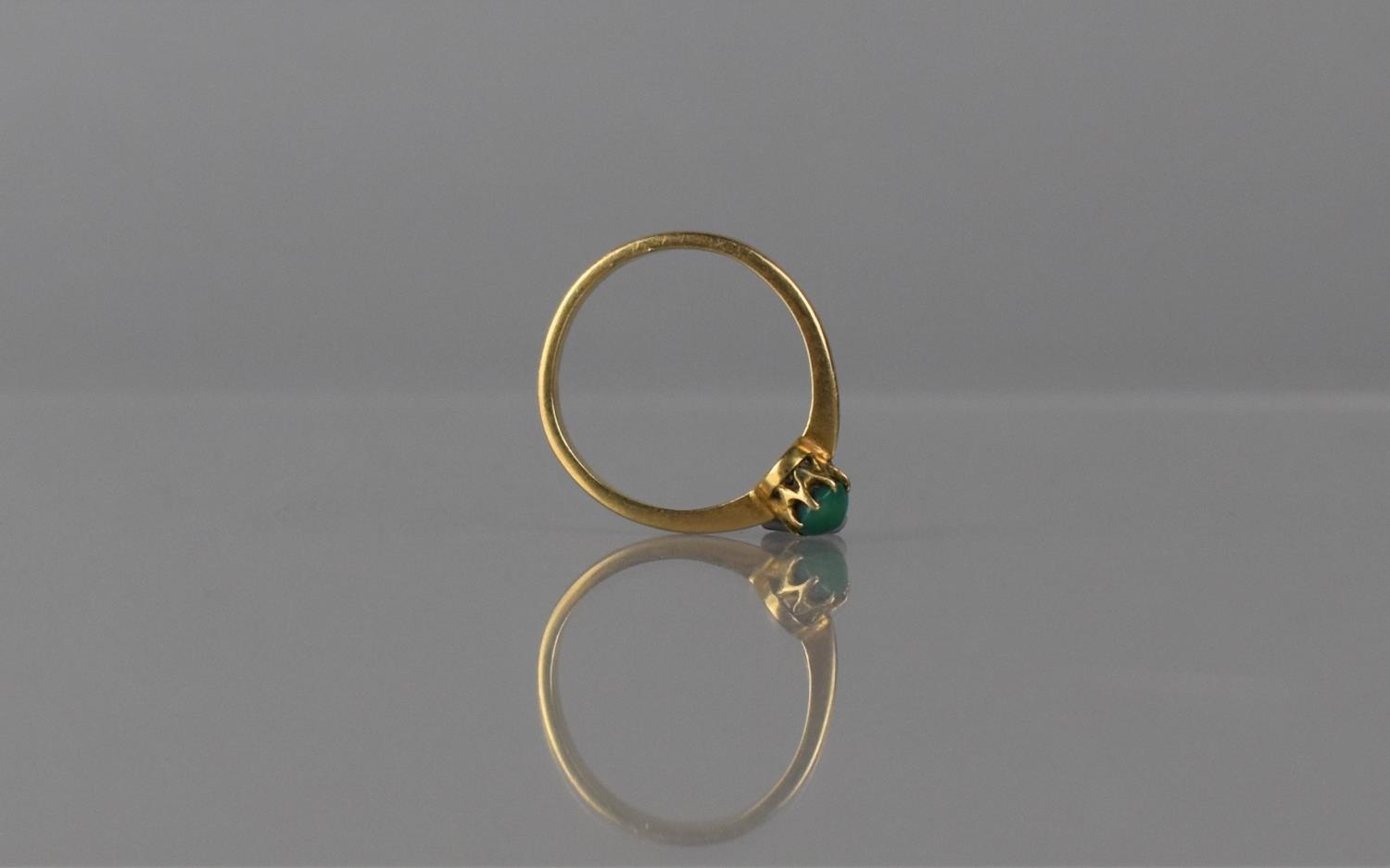 An Early 20th Century Cabochon Turquoise and Unmarked Gold Coloured Metal Dress Ring. Turquoise - Bild 3 aus 4