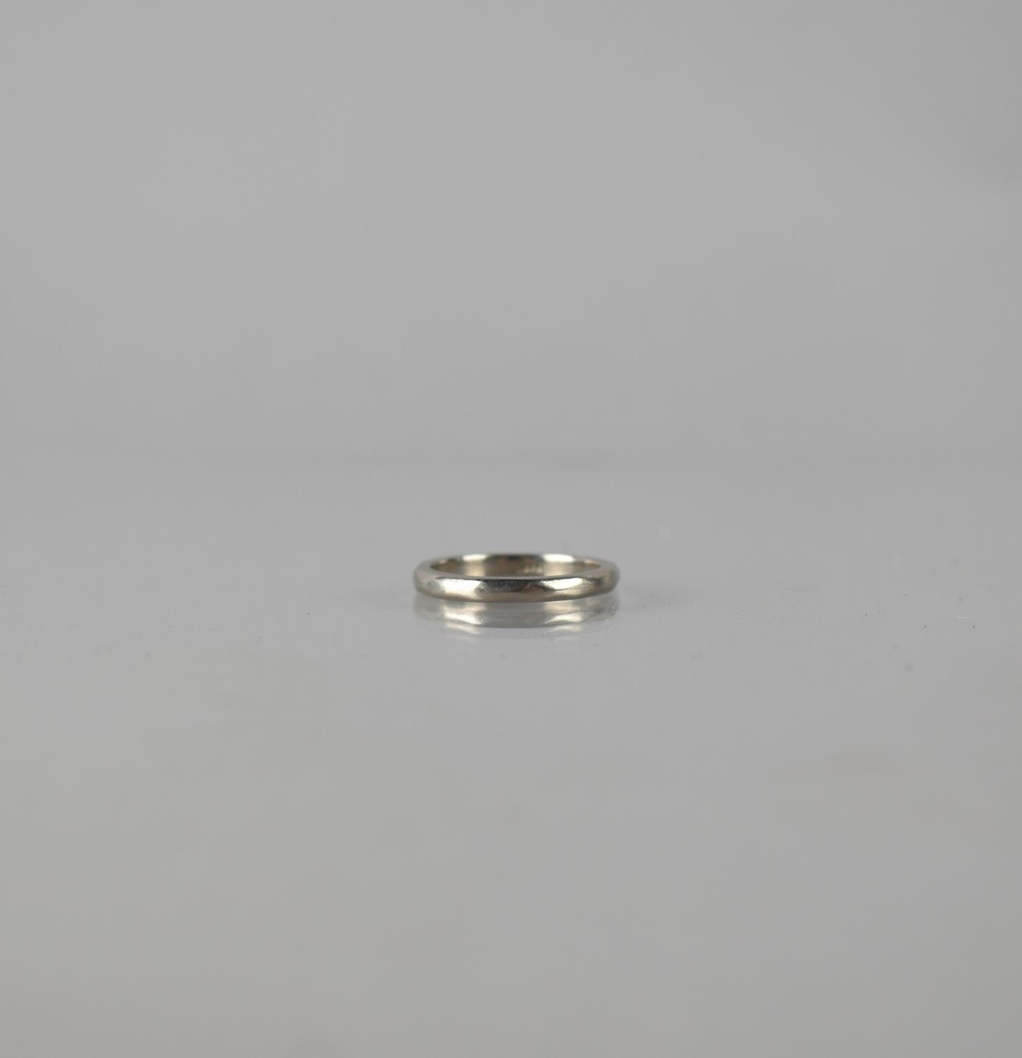 An 18ct White Gold Faceted Wedding Band, Size N, 4.1gms