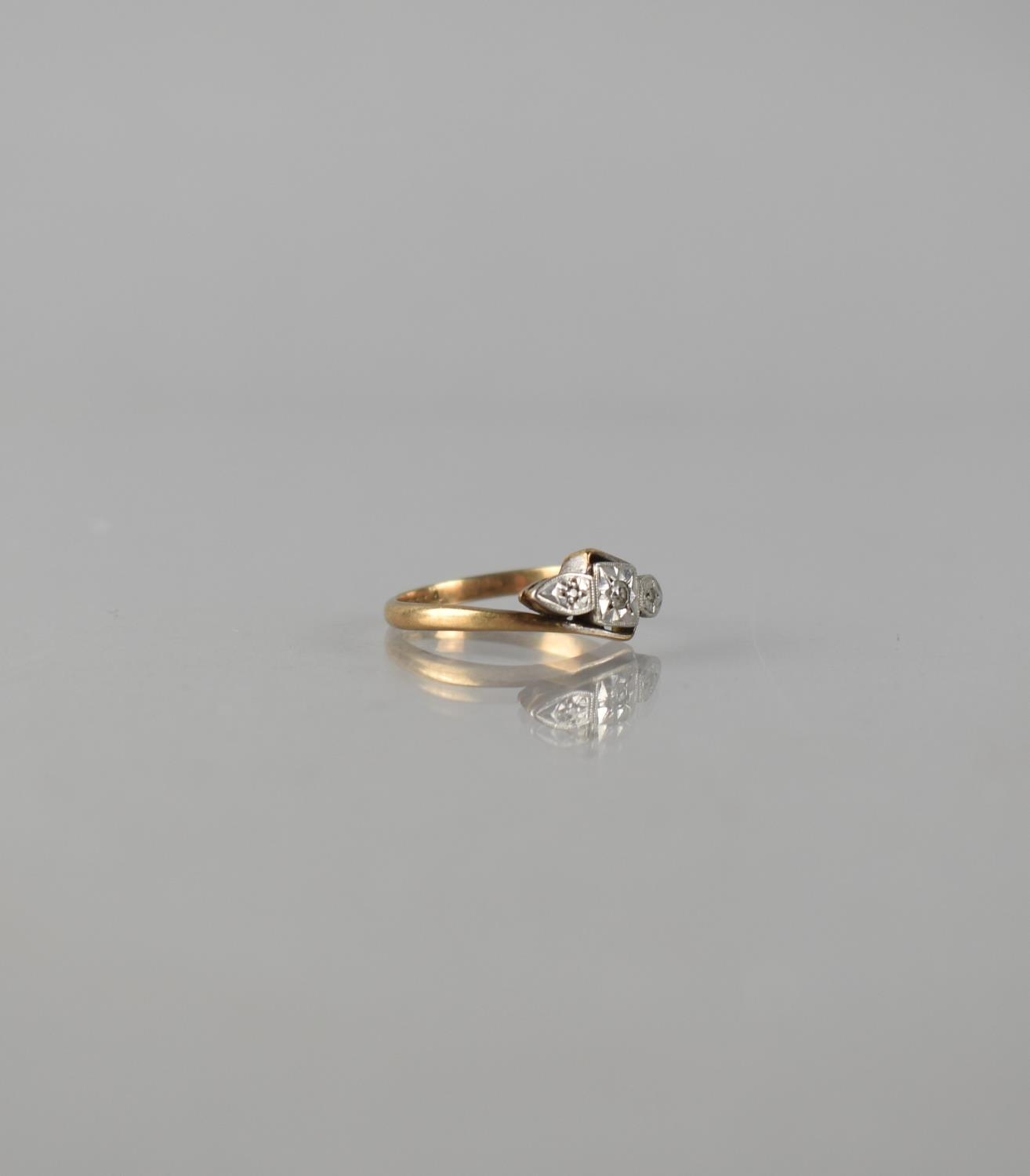 An Early 20th Century 9ct Gold and Platinum Mounted Three Stone Diamond Ring, Central Round Cut - Bild 2 aus 3