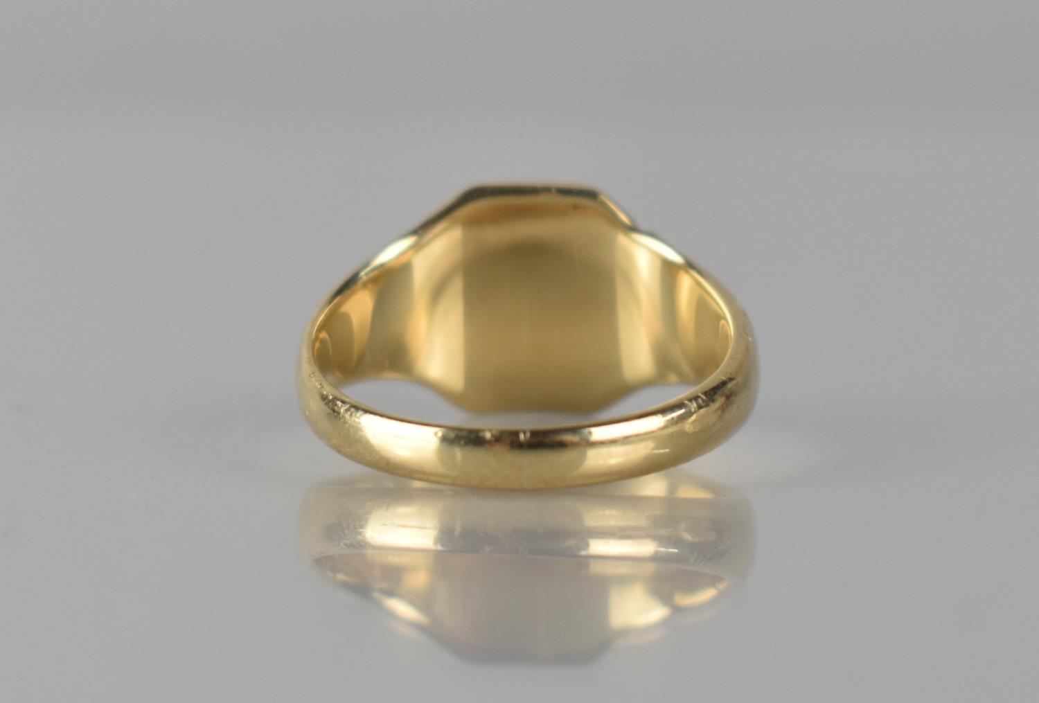 A 9ct Gold Gents Signet Ring, Octagonal Head with Traces of Engraved Decoration, Stepped Shoulders - Bild 3 aus 4