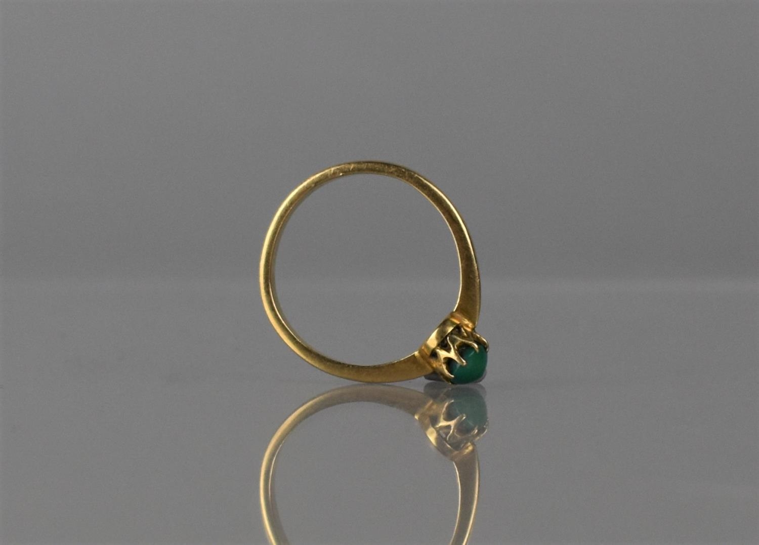 An Early 20th Century Cabochon Turquoise and Unmarked Gold Coloured Metal Dress Ring. Turquoise - Bild 4 aus 4