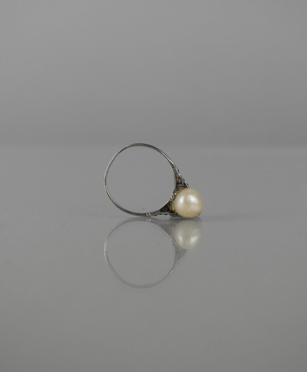 An Art Deco Pearl and Diamond Dress Ring, Central Ivory Pearl Measuring 8mm Diameter and 8mm Tall - Bild 3 aus 5