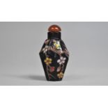 A Chinese Shaped and Facitied Snuff Bottle Decorated with Flowers, 6.5cm high