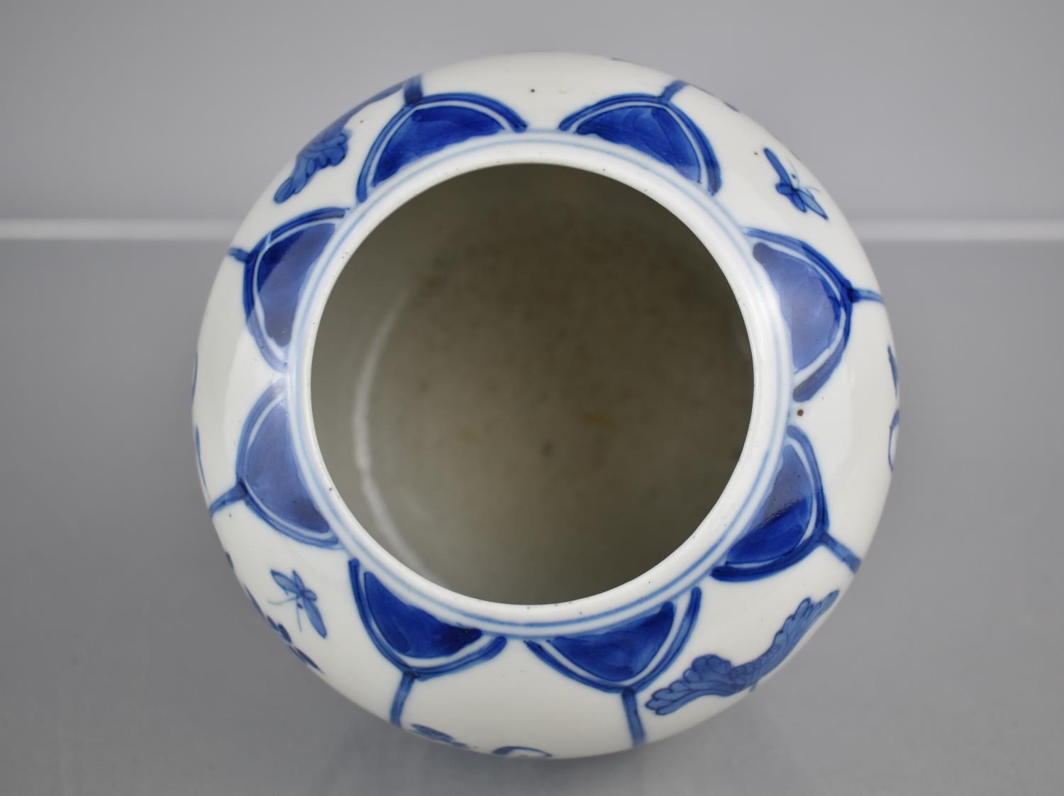 A 19th/20th Century Chinese Porcelain Blue and White Pot of Globular Form Decorated with Alternating - Image 8 of 8