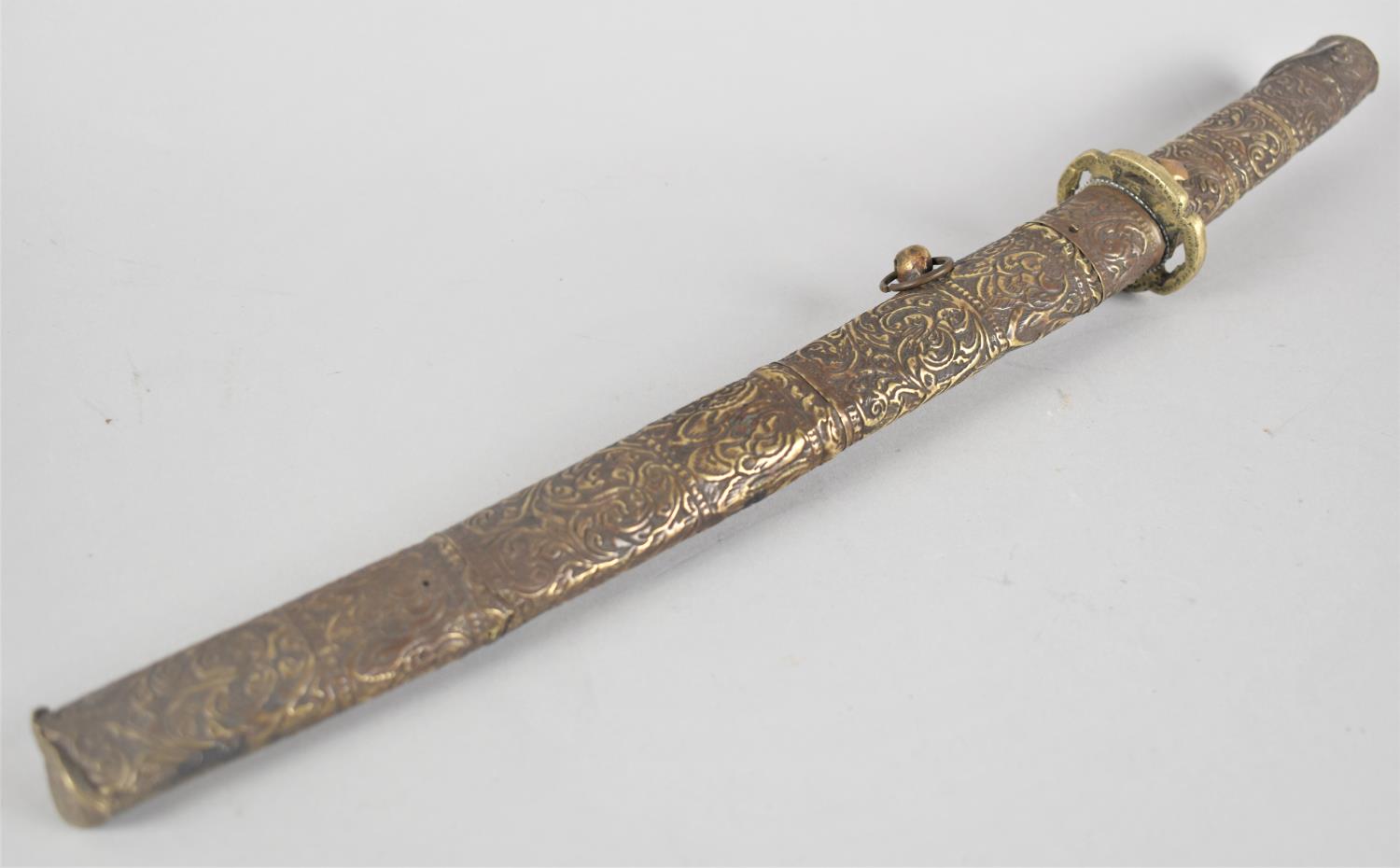 A Vintage Japanese Tanto with Brass Hilt and Scabbard decorated in Floral Motif, Steel Blade, - Image 4 of 4