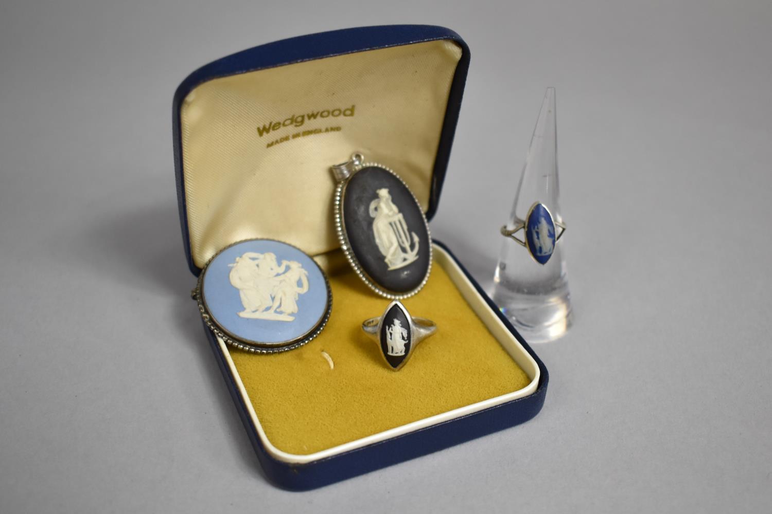 A Collection of Four Wedgwood Jasperware Silver Mounted Jewellery Items to Comprise Brooch, and