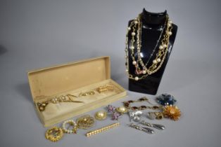 A Collection of Various Vintage and Later Jewellery to Comprise Brooches, Rings, Necklaces Etc