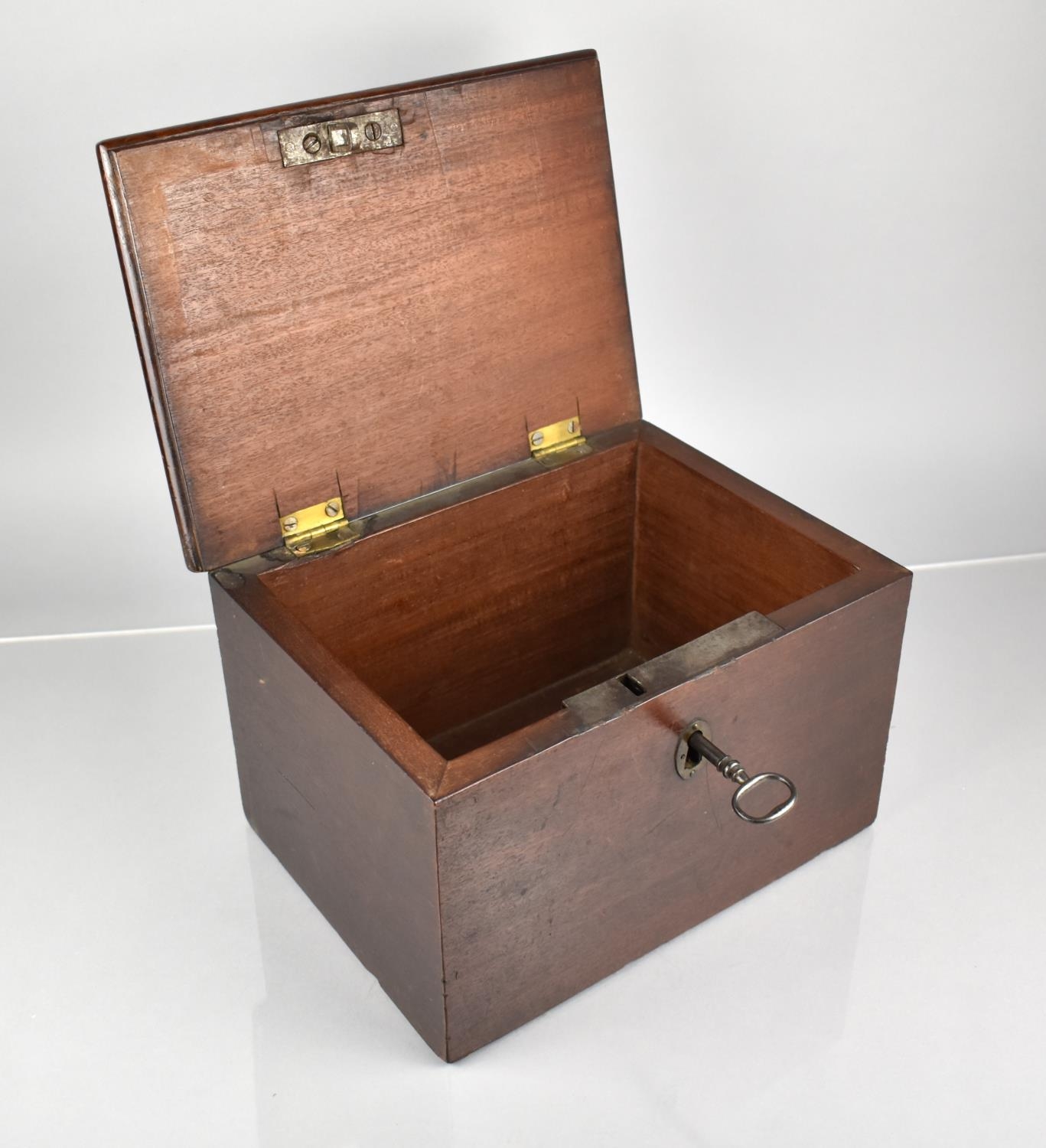 An Early 19th Century Mahogany Box with Hinged Lid with Original Lock and Key, 30x22x19cm High - Image 4 of 4