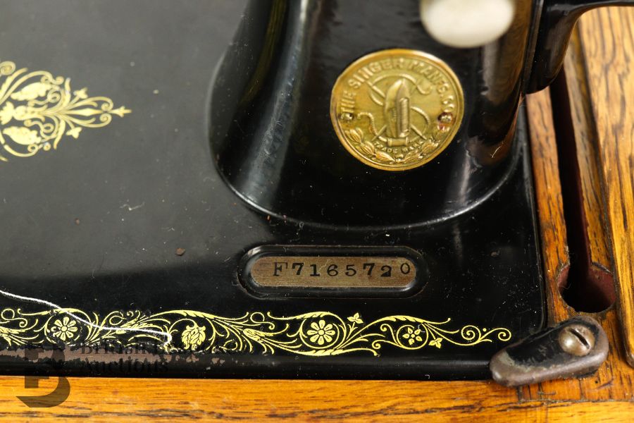 Singer Sewing Machine - Image 7 of 9
