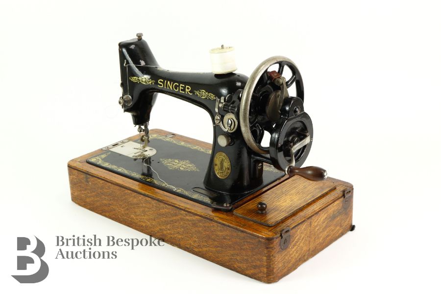 Singer Sewing Machine - Image 9 of 9