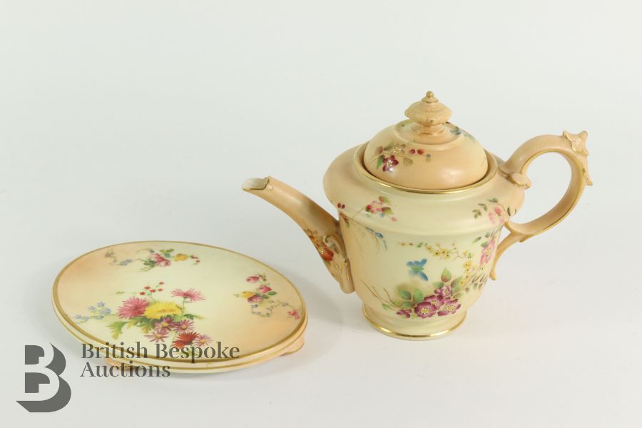 Royal Worcester Blushware Teapot and Stand - Image 5 of 7