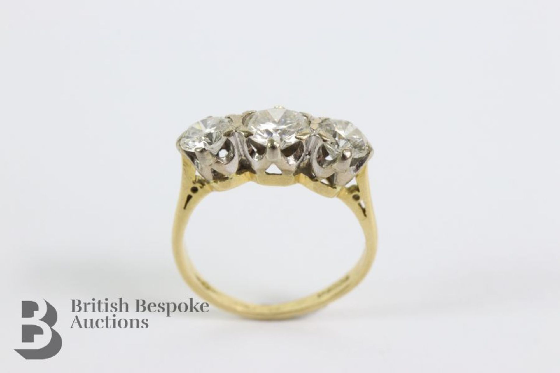 18ct Yellow Gold Three Stone Diamond Ring - Image 2 of 5