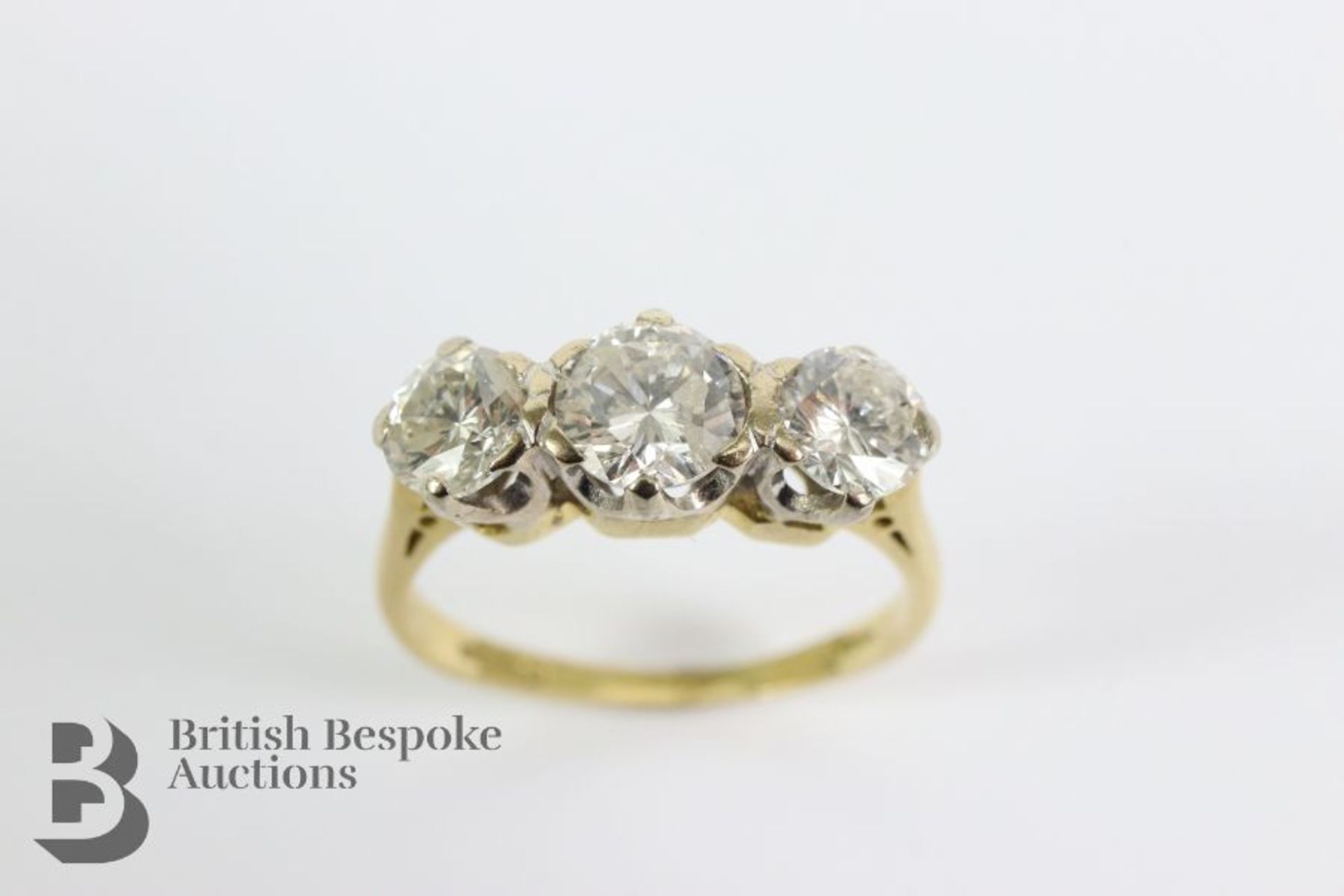 18ct Yellow Gold Three Stone Diamond Ring - Image 3 of 5